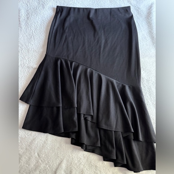 Elegant Black Ruffled Skirt - Picture 2 of 3